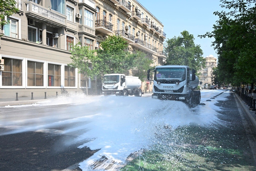 Bu gün Bakının 550 küçəsi yuyulub - FOTOLAR